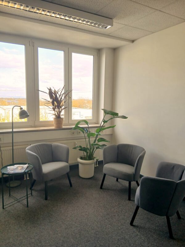 Raum von Care Together mit drei Stoffsesseln und dem Blick aus dem Fenster.